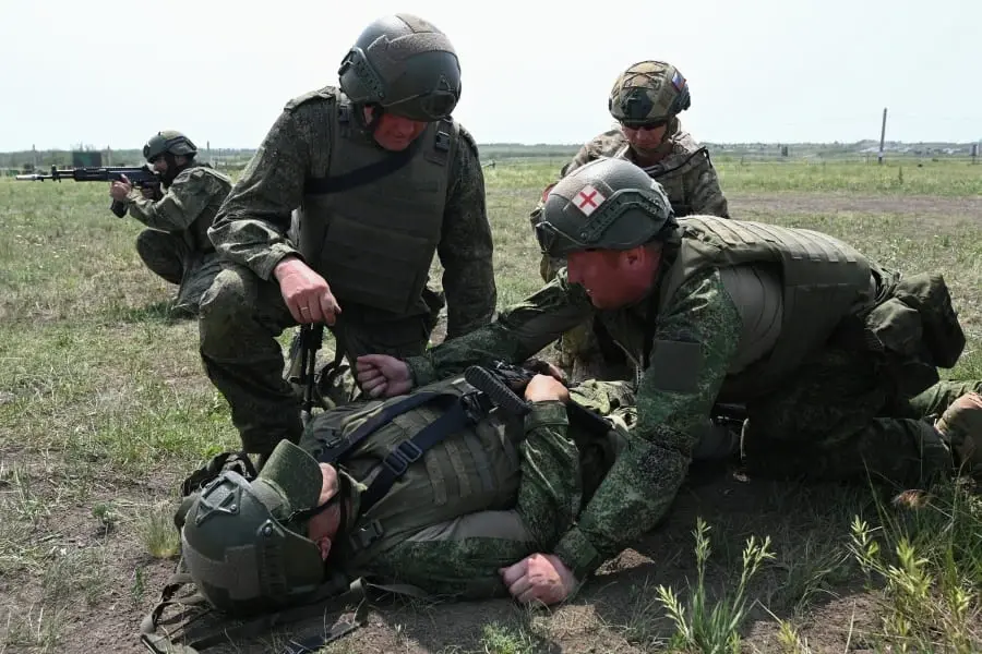 Российский боец пронес раненого товарища 16 километров с пробитой головой