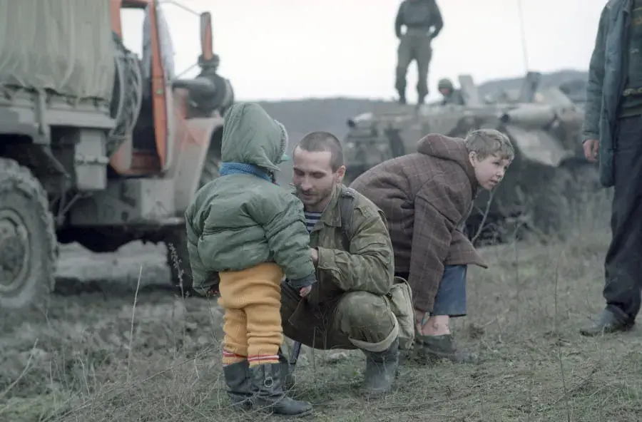 Российские военнослужащие продолжают спасать мирное население Украины